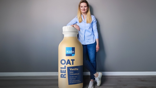 Kölln launcht trinkbare Mahlzeit auf Haferbasis - Dr. Friederike Driftmann-Egelhof, CEO der Peter Kölln GmbH & Co. KGaA, mit dem neuen Produkt Reloat - Quelle: Peter Kölln GmbH & Co. KGaA